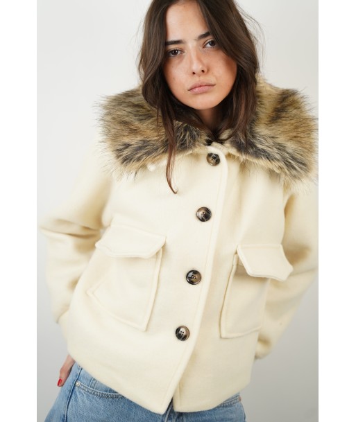 Beigefarbene Kara-Jacke ou a consommer sur place