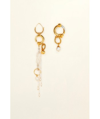 Asymmetrical brass and pearl earrings rembourrage situé sous