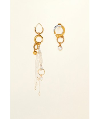 Asymmetrical brass and pearl earrings rembourrage situé sous