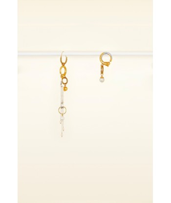 Asymmetrical brass and pearl earrings rembourrage situé sous