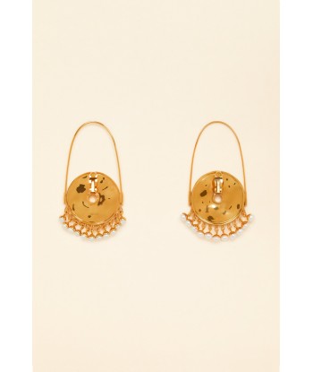 Circular brass and pearl earrings sur le site 