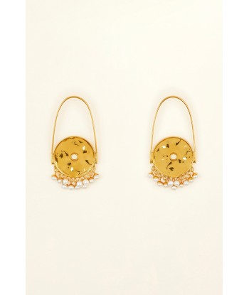 Circular brass and pearl earrings sur le site 