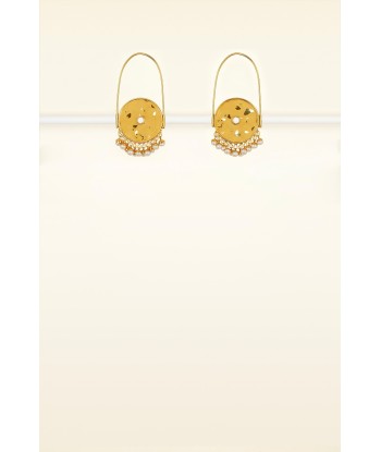 Circular brass and pearl earrings sur le site 