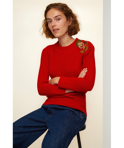 Merino wool jumper with brass and pearl brooches en linge