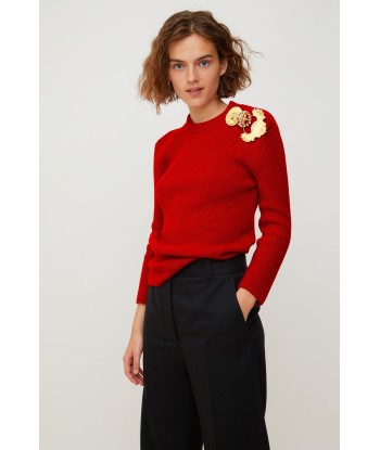 Merino wool jumper with brass and pearl brooches en linge