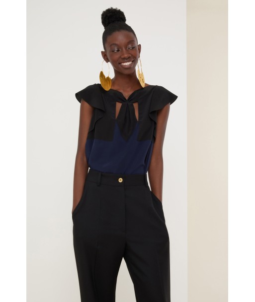 Cut-out silk top brillant des détails fins