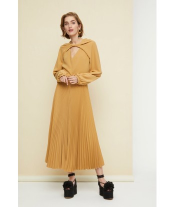 Twisted neckline pleated midi dress ou a consommer sur place