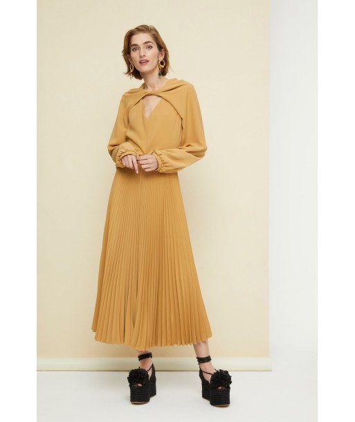 Twisted neckline pleated midi dress ou a consommer sur place