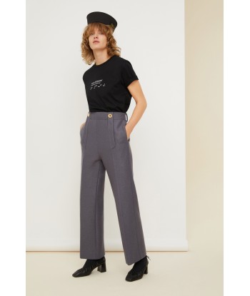 Wide legged wool trousers est présent 