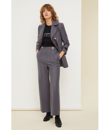 Wide legged wool trousers est présent 