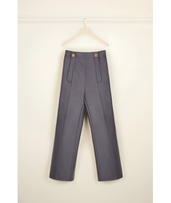 Wide legged wool trousers est présent 