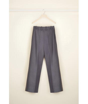 Wide legged wool trousers est présent 