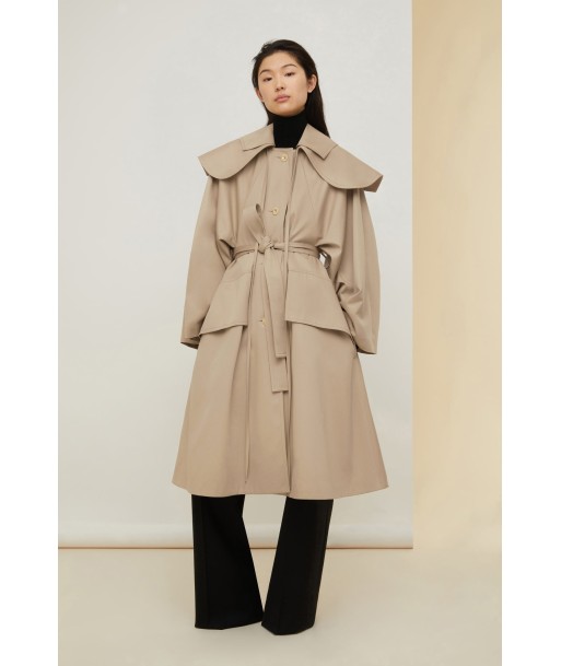 Oversized belted coat in organic gabardine with detachable collar Dans la société mordern