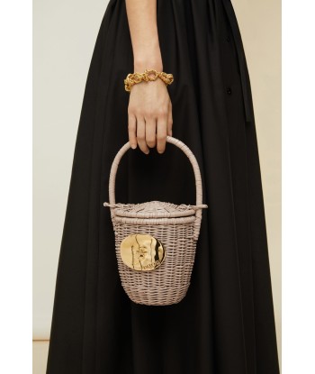 Wicker bucket bag s'inspire de l'anatomie humaine